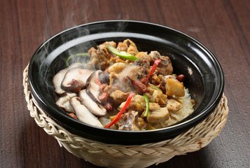 广东名吃 冬菇滑鸡煲仔饭 中国美食攻略
