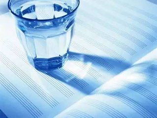 饮水时应少量多次   不要感到口渴时再喝