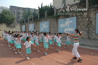 小学六年级体育上表格式教案_表格式体育教案_小学六年级体育上表格式教案