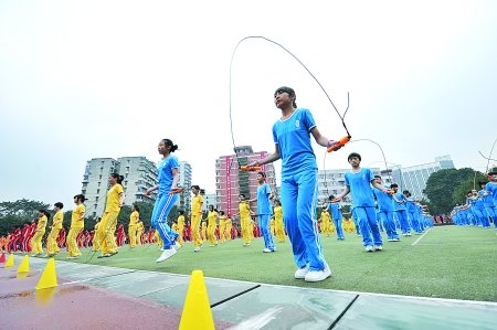 体育课上跳绳的每五人一组扔沙包的人每三人一组共十二组42名学生参加