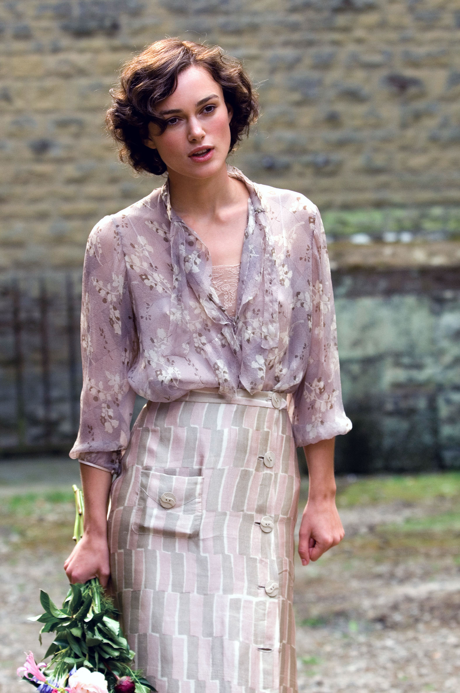 有没有电影《赎罪》里面,女主角身穿翡翠绿晚礼服长裙